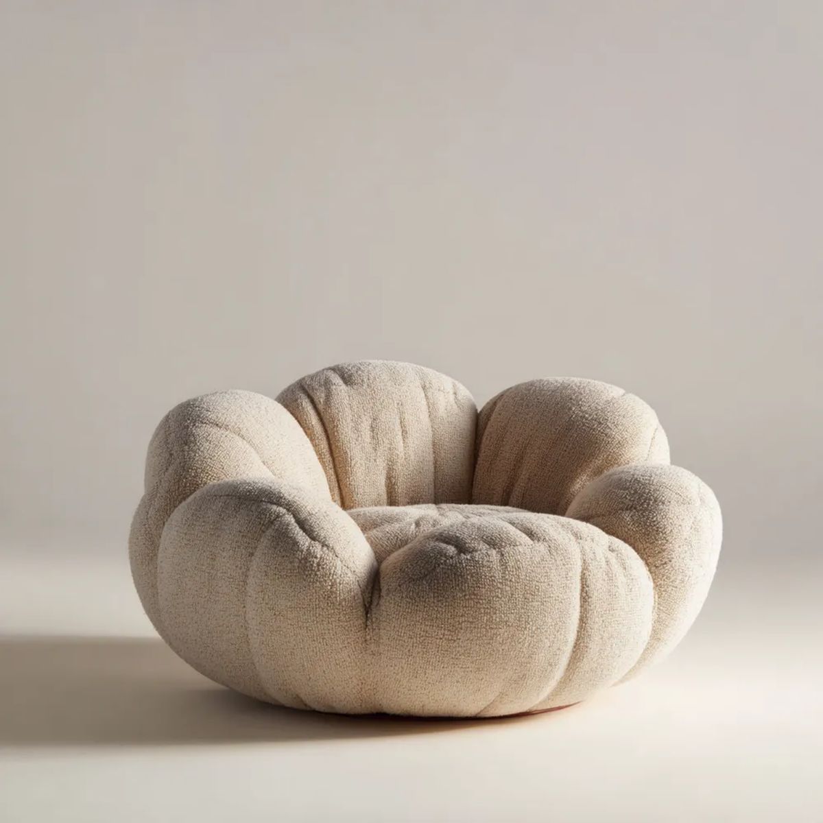 Kremowy fotel wypoczynkowy z tkaniny bouclé 105 × 95 × 75 cm