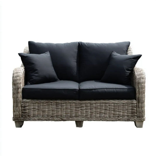 Dwuosobowa sofa ogrodowa z naturalnego rattanu, szarobrązowa z czarnymi poduszkami, 130 x 80 x 85 cm